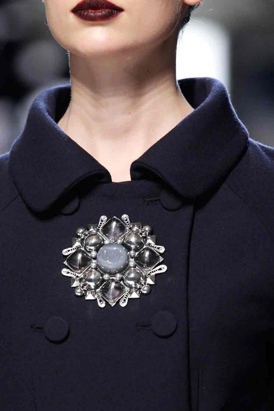 4 WAYS TO STYLE YOUR BROOCHES FOR THIS FALL 2020