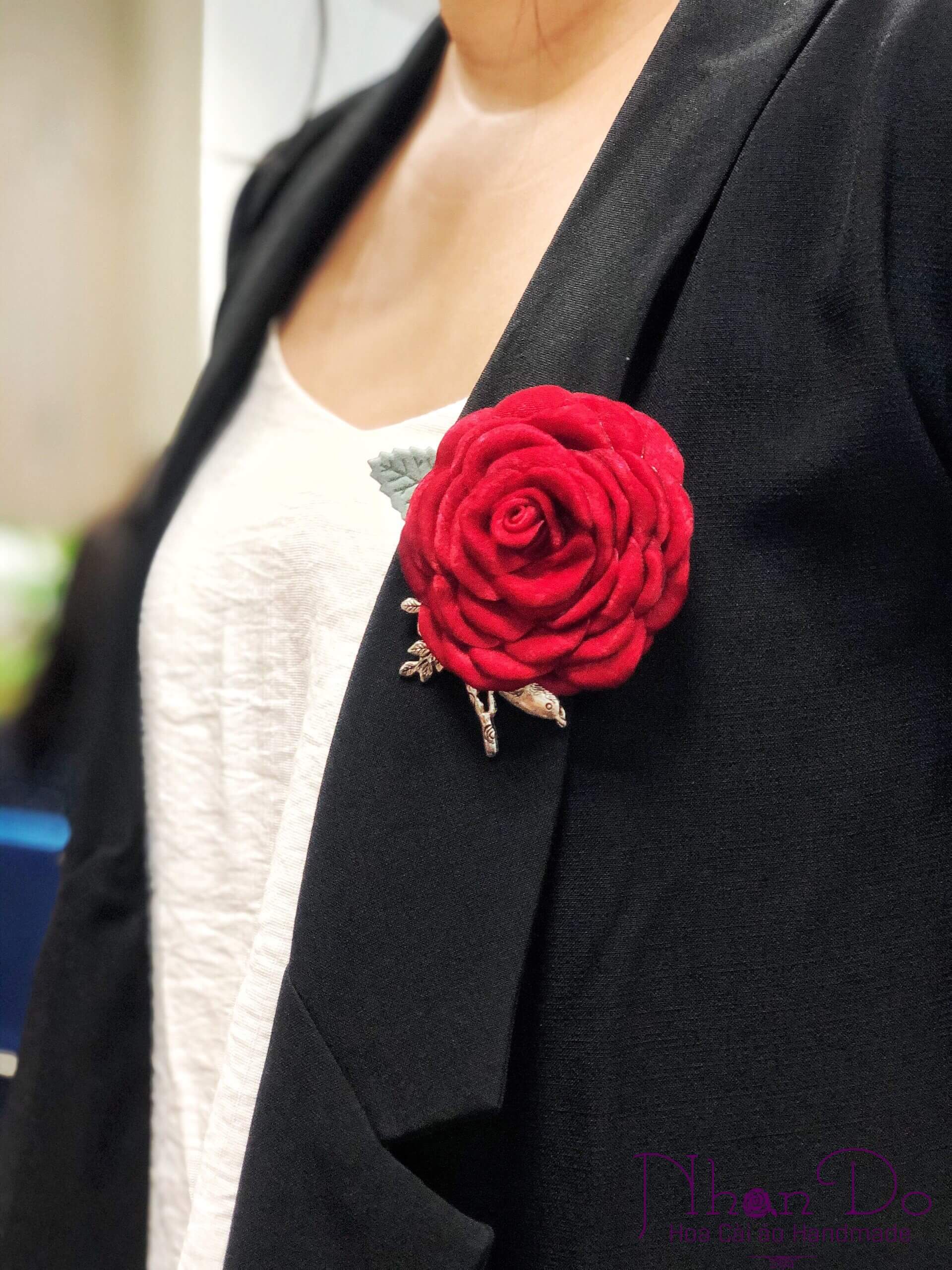 How to wear a brooch - 12 creative ways to match your outfit