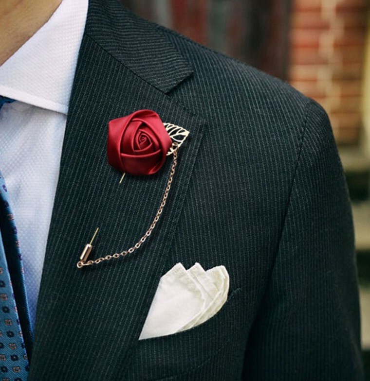 The meaning of flowers brooches of the groom on wedding day
