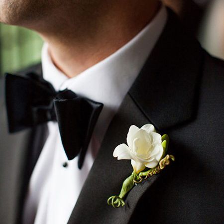 3 Ways To Choose A Unique Flower Brooch For The Groom