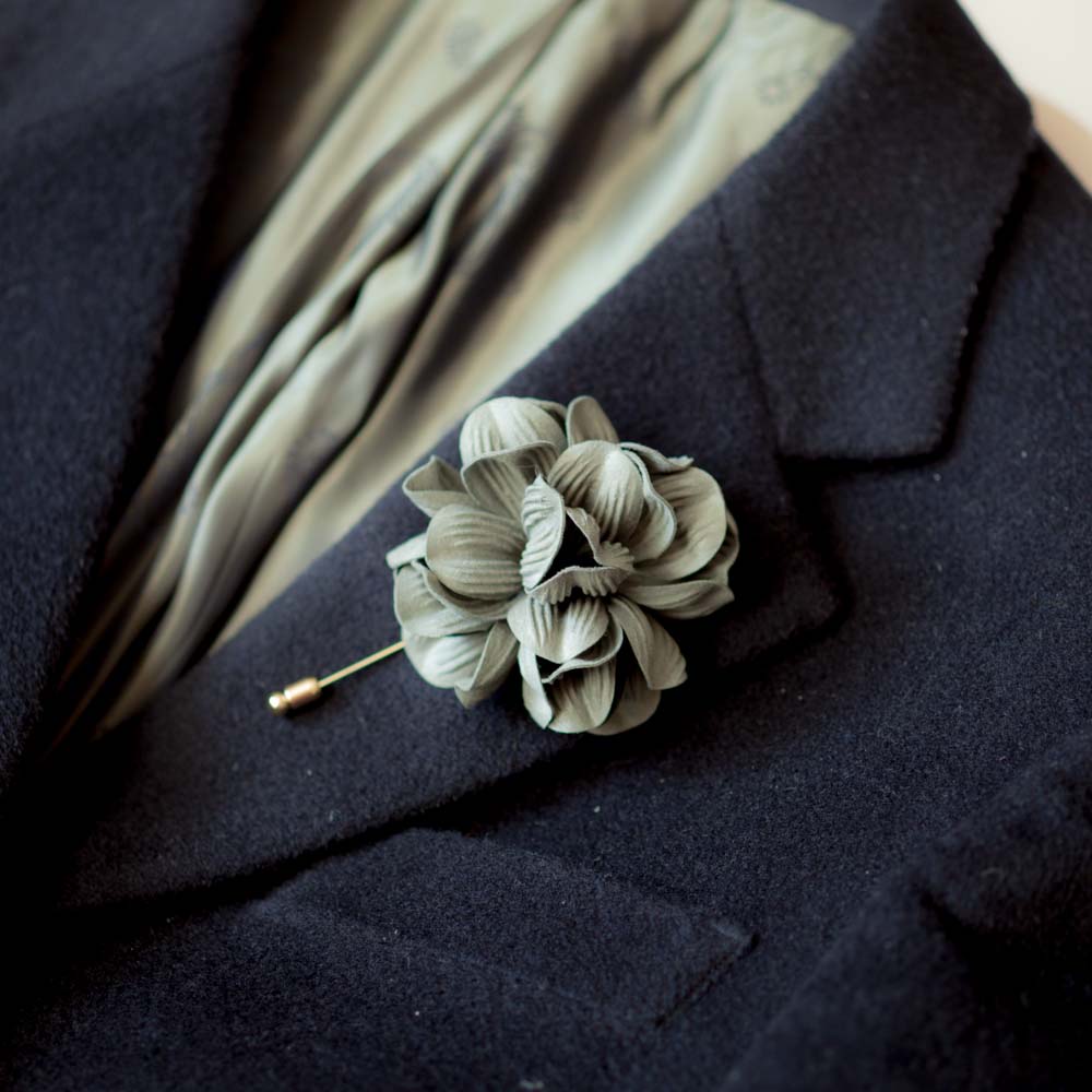 3 Ways To Choose A Unique Flower Brooch For The Groom